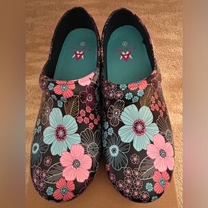 Slip resistant Anywear brand work shoes. Brand New. Sz 8